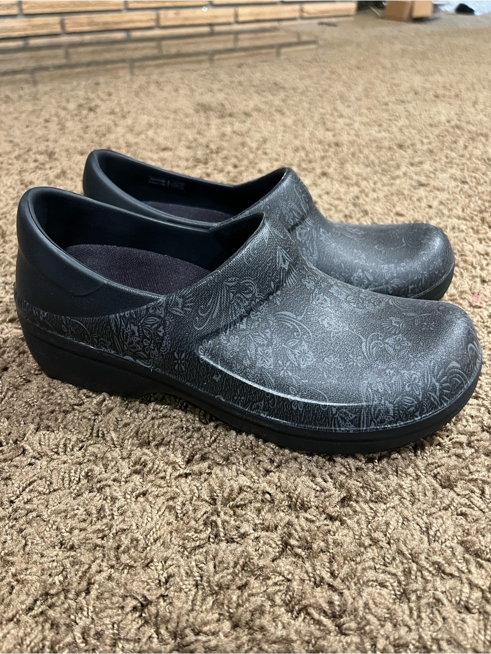 CROCS Black Floral-Pattern Slip-On Clogs slip resistant size 8